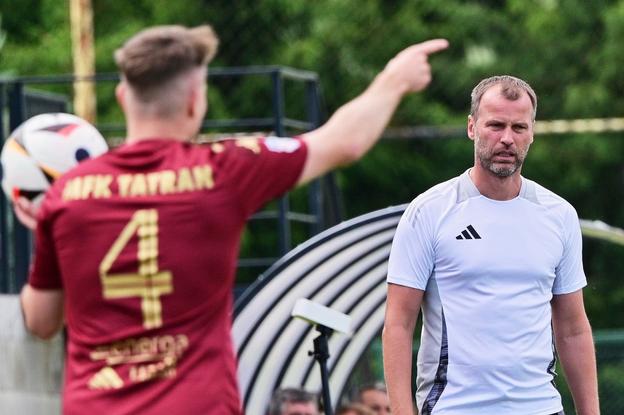 Ružomberský tréner Ondřej Smetana sleduje prípravný duel s Liptovským Mikulášom.