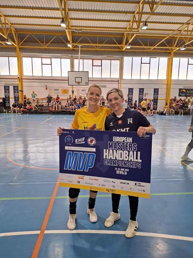 Lýdia Jakubisová (vpravo) potvrdila svojimi výkonmi, že sa aj v uplynulej sezóne udržiavala vo forme v nemeckom klube Thüringer HC.  V Seville ju v štyroch dueloch vyhlásili za najužitočnejšiu hráčky slovenského tímu All Stars.