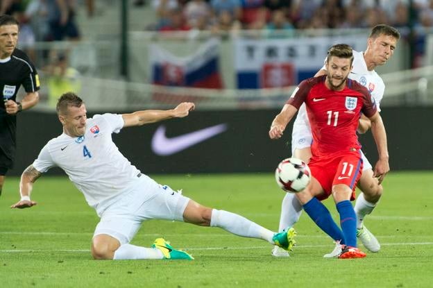 Adam Lallana (Anglico), vľavo Ján Ďurica  a v pozadí Filip Kiss (obaja Slovensko) v prvom kvalifikačnom stretnutí skupiny F na MS 2018 vo futbale Slovensko - Anglicko 4. septembra 2016 v Trnave.