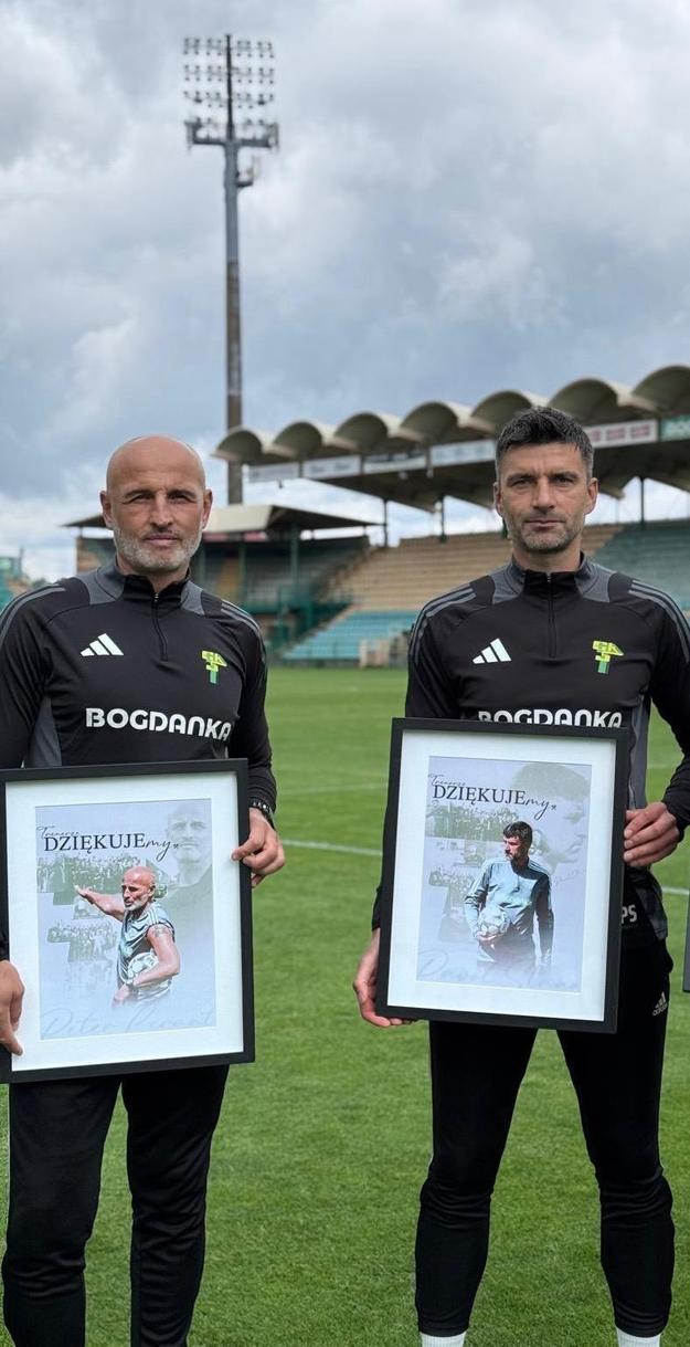 Pavol Staňo a Peter Lérant s ďakovnou pamiatkou od Górnika Leczna.