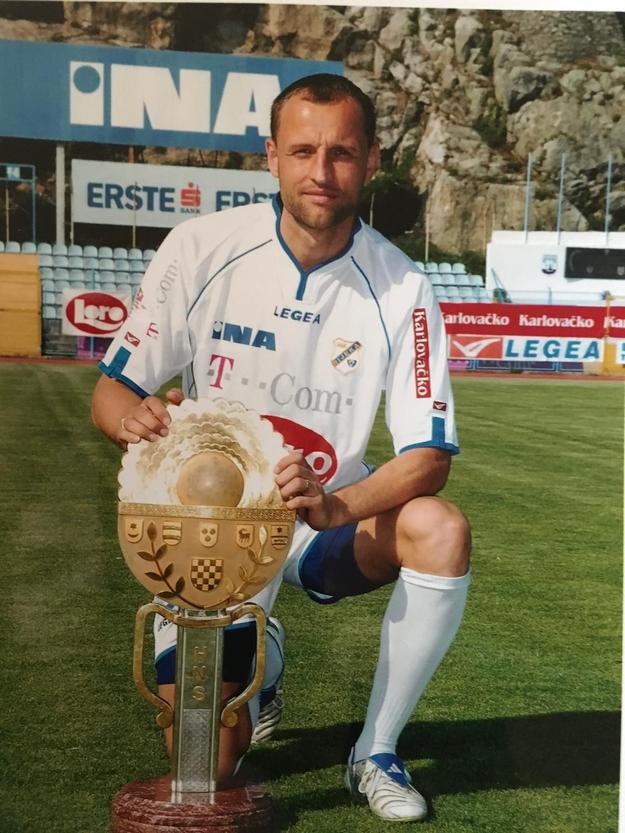 Peter Lérant s trofejou za víťazstvo v Chorvátskom pohári v roku 2005.