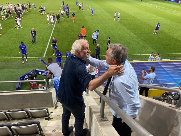 Rudi Völler (vľavo) a Jean-Marc Ferreri sa po zápase priateľsky objali.