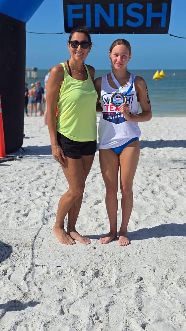 Karolina v sprievode mamy Martiny v apríli na Floride, kde na amerických oblastných majstrovstvách vyhrala preteky na 5 km.
