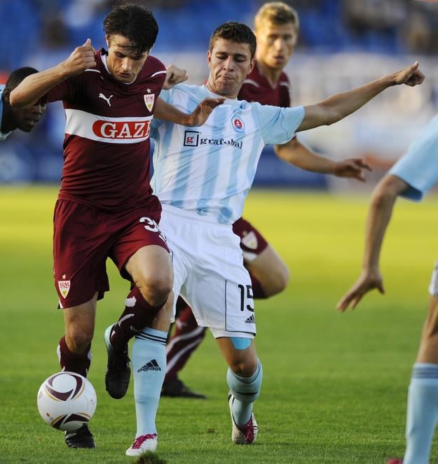 Na snímke vpravo Filip Kiss v drese Slovana v zápase 4. predkola Európskej ligy v auguste 2010.