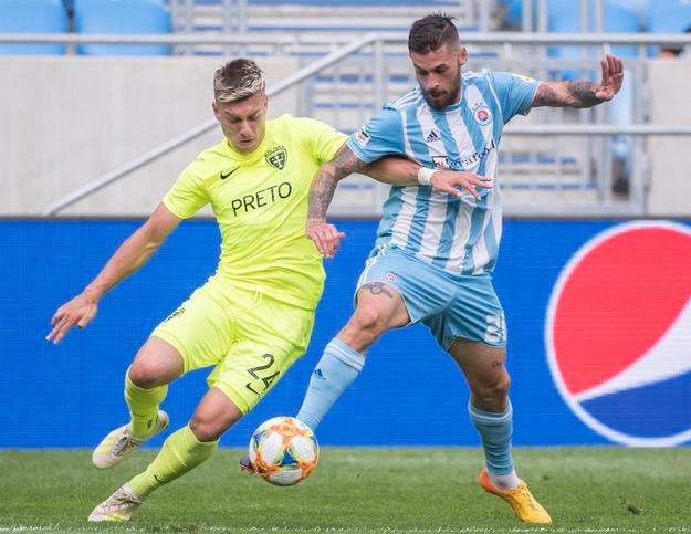 Michal Tomič v žilinskom drese (vľavo) v roku 2019.