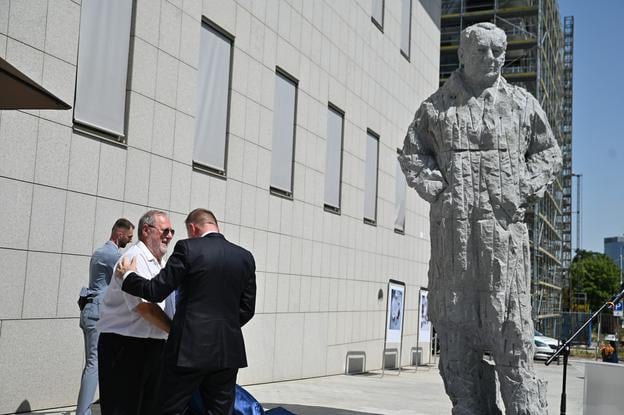 A monumental statue of Imrich Karvaš, the first governor of the Slovak National Bank, is unveiled in Bratislava on 26 June 2025.