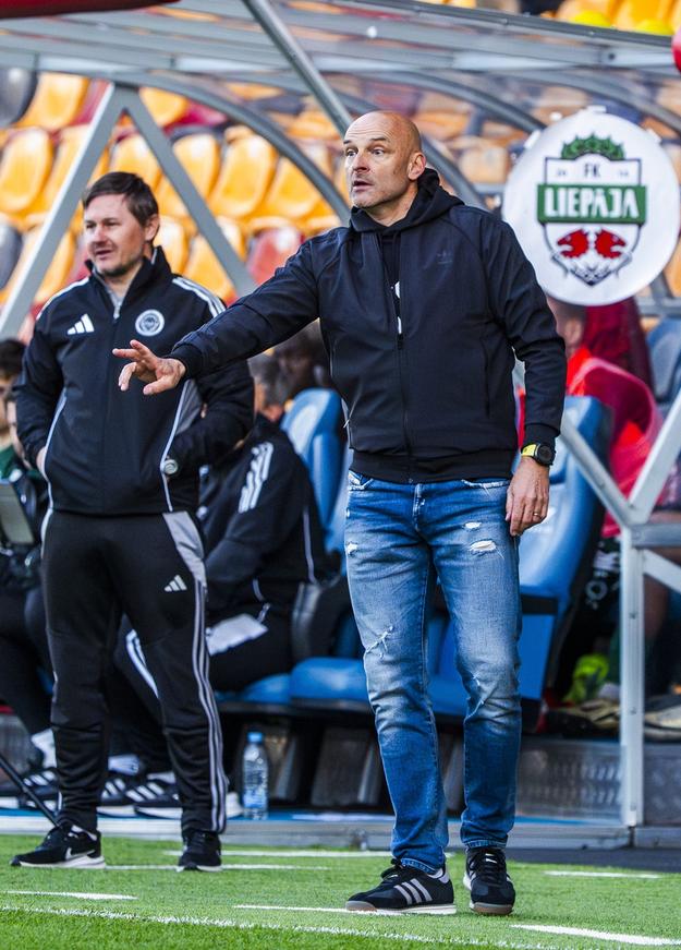 Adrian Guľa od januára trénuje lídra lotyšskej ligy FC Riga.