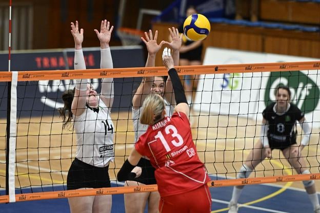 Najviac bodujúcou hráčkou Komárna v extralige bola skúsená bývalá reprezentantka Miroslava Kijaková (v útoku v zápase proti Trnave).