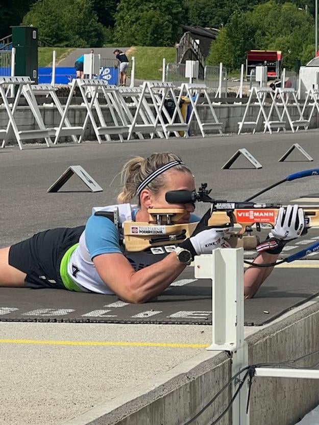 Na terčík mieri v polohe v ľahu Paulína Bátovská Fialková