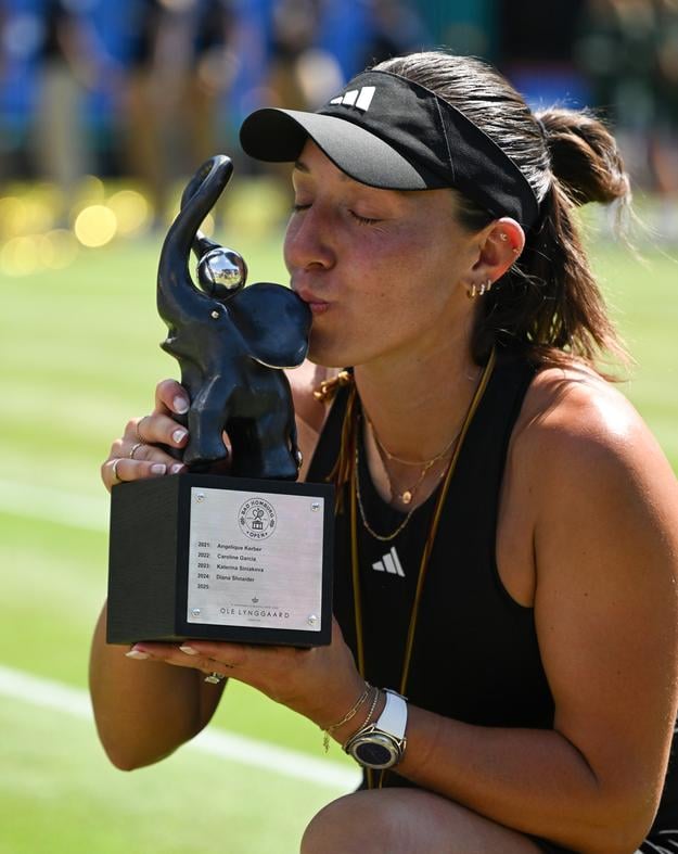 Jessica Pegulová pózuje s trofejou.