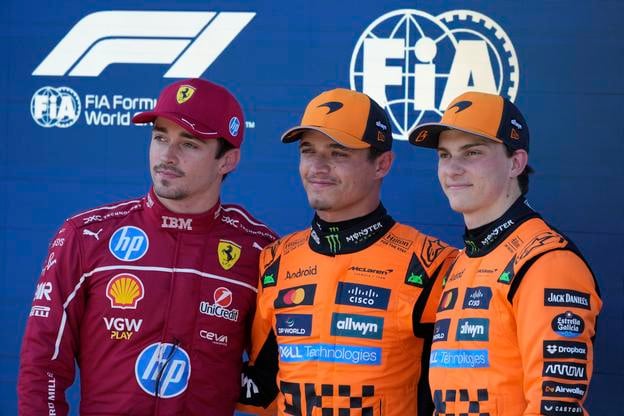 Britský jazdec F1 Lando Norris (uprostred) z tímu McLaren pózuje po triumfe v kvalifikácii na nedeľňajšiu Veľkú cenu Rakúska formuly 1 na okruhu v Spielbergu v sobotu 28. júna 2025. Druhý skončil monacký pretekár Charles Leclerc (vľavo) na Ferrari, najlepšiu trojku doplnil Norrisov tímový kolega Austrálčan Oscar Piastri (vpravo).