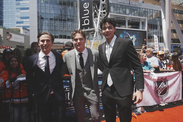 Victor Eklund, Anton Frondell a Simon Wang (zľava doprava) počas draftu NHL v Los Angeles.