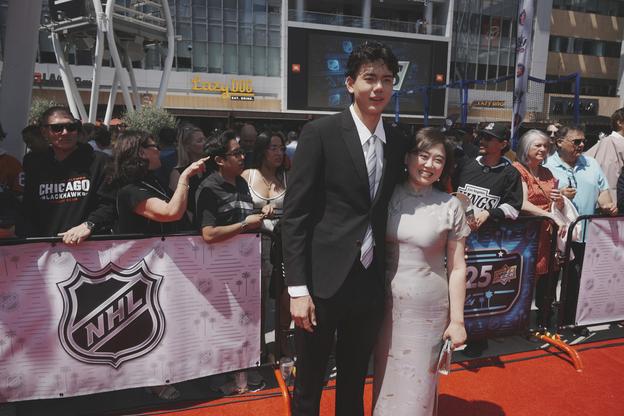 Simon Wang s mamou počas draftu NHL.