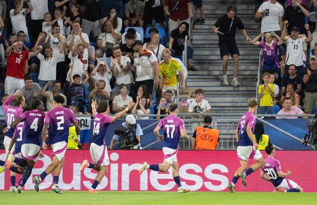 Paul Nebel (vpravo) sa raduje z gólu na 2:2, tešia sa s ním spoluhráči Nelson Weiper, Brajan Gruda, Tim Oermann, Nnamdi Collins, Bright Arrey-Mbi a Nick Woltemade.