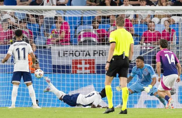 Jonathan Rowe (9) strieľa v predĺžení víťazný gól Anglicka.