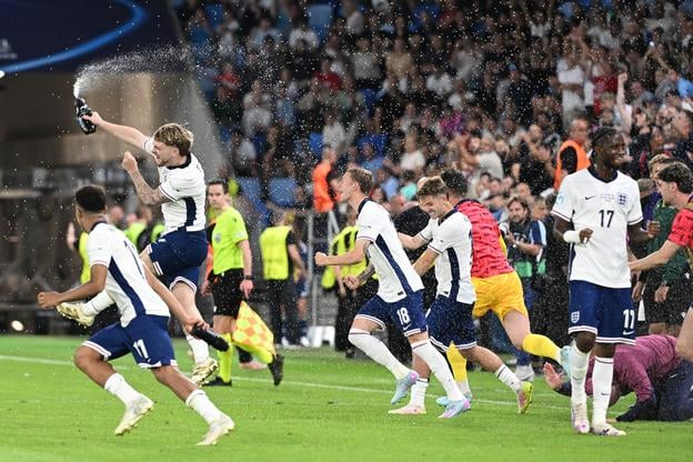 Anglickí futbalisti sa tešia z výhry po finálovom zápase s Nemeckom.