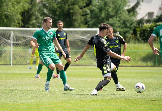 Nová posila Skalice Marek Švec (v popredí) strelil Petržalke dva góly.
