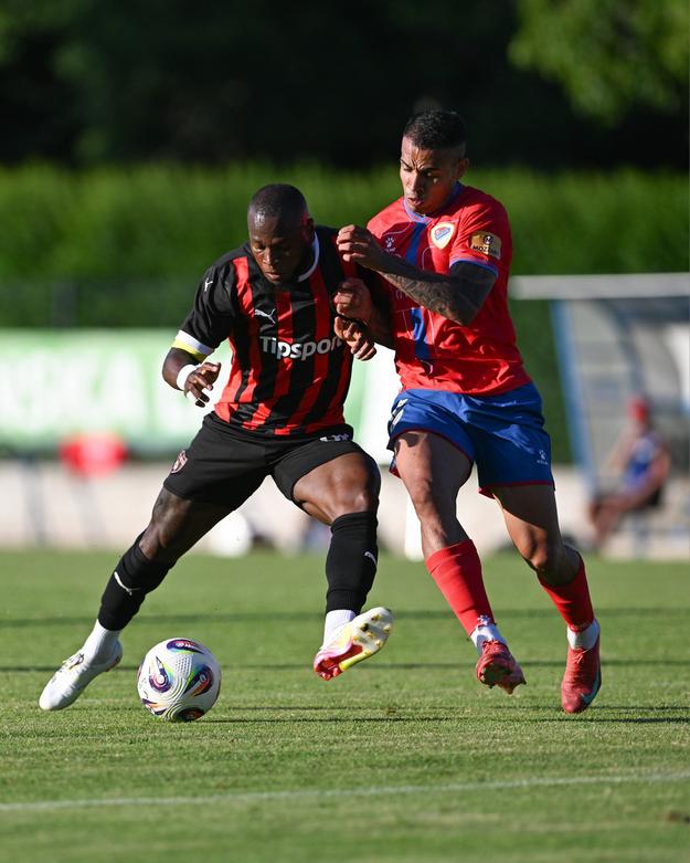 Premiéru v trnavskom drese si odkrútil útočník Idjessi Metsoko (vľavo), ktorý prišiel zo Slovana.