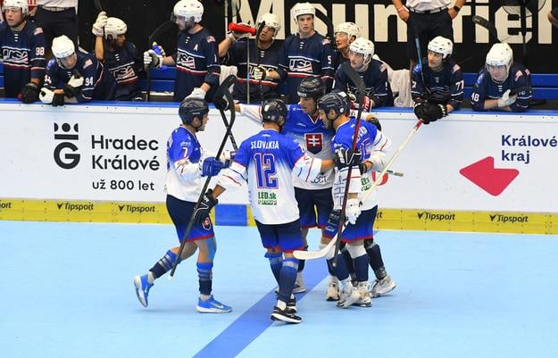 Radosť hokejbalistov Slovenska po góle do siete USA v súboji o bronz na majstrovstvách sveta juniorov v Hradci Králové.