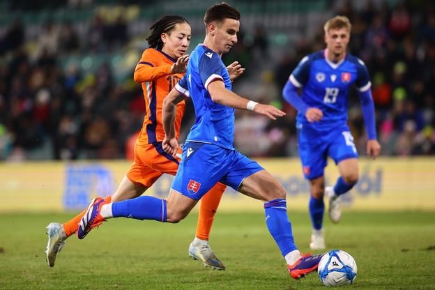 Na snímke v popredí sprava Artur Gajdoš (Slovensko) a Kian Fitz-Jim (Holandsko) v prípravnom zápase hráčov do 21 rokov vo futbale medzi Slovenskom a Holandskom.