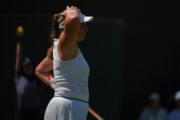 Lotyšská tenistka Jelena Ostapenková v zápase 1. kola ženskej dvojhry proti Britke Sanay Kartalovej na grandslamovom turnaji vo Wimbledone.