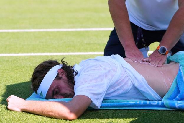 Grécky tenista Stefanos Tsitsipas počas ošetrenia v zápase 1. kola dvojhry proti Valentine Royerovi z Francúzska. Tsitsipas zápas skrečoval za stavu 0:2 na sety.