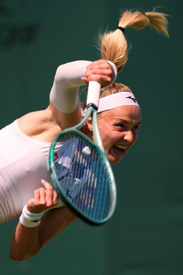 Rebecca Šramková podáva v zápase 1. kola ženskej dvojhry proti Brazílčanke Beatriz Haddadovej Maiovej.