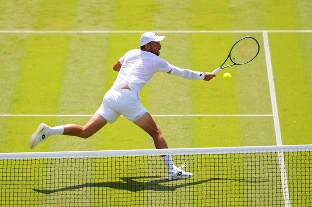 Benjamin Bonzi odvracia loptičku Rusovi Daniilovi Medvedevovi v 1. kole mužskej dvojhry vo Wimbledone.