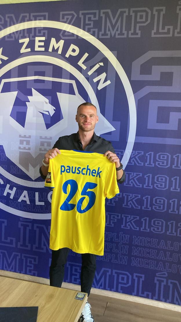 Lukáš Pauschek zapózoval s michalovským dresom.