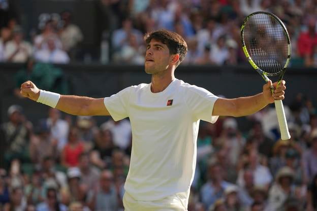 Španielsky tenista Carlos Alcaraz sa teší z výhry v prvom kole Wimbledonu. Taliana Fogniniho zdolal v piatich setoch.