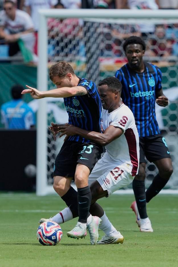 Nicolo Barella z Interu Miláno v súboji s hráčom Fluminense's Jhonom Ariasom.