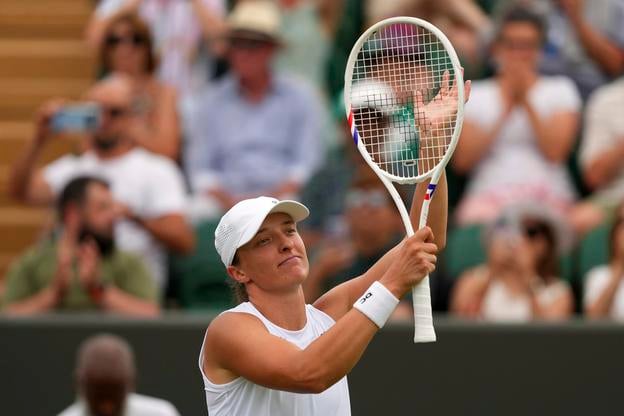Poľská tenistka Iga Swiateková sa teší z víťazstva nad Ruskou Polinou Kudermetovovou v 1. kole ženskej dvojhry proti  na grandslamovom turnaji vo Wimbledone.