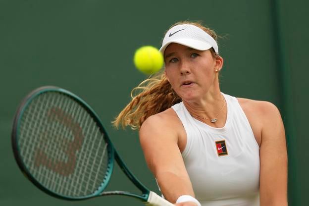 Ruská tenistka Mirra Andrejevová odvracia úder Egypťanky Mayar Sherifovej v 1. kole ženskej dvojhry na grandslamovom turnaji vo Wimbledone.