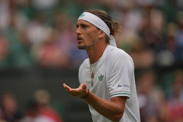 Nemecký tenista Alexander Zverev reaguje počas zápasu proti Francúzovi Arthurovi Rinderknechovi v 1. kole mužskej dvojhry na grandslamovom turnaji vo Wimbledone.
