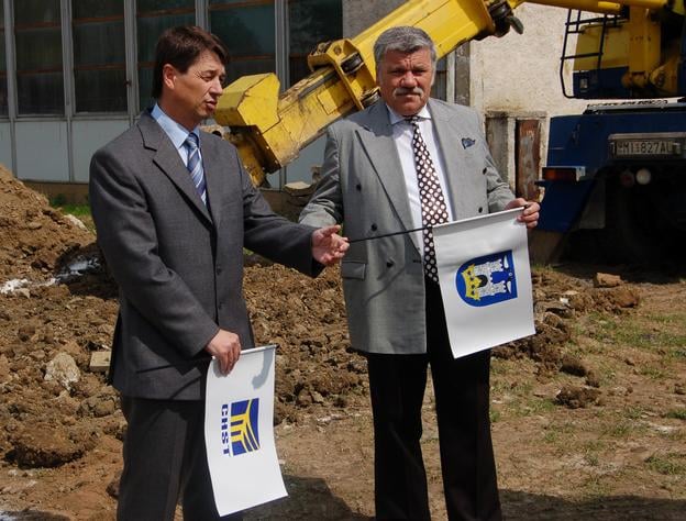 Tibor Mačuga (vľavo) pri položení základného kameňa Chemkostav arény 10. 5. 2008, od októbra 2009 už slúži hádzanárkam michalovskej Iuventy.