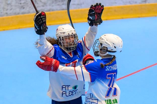 Slovakia’s U20 women’s ball hockey team celebrated a 3–1 win over the United States at the 2025 World Championship, held in Poprad between July 2–6. The men’s team lost 2–4 to the U.S. on the same day. Matches are streamed live on the ISBHF Media YouTube channel.