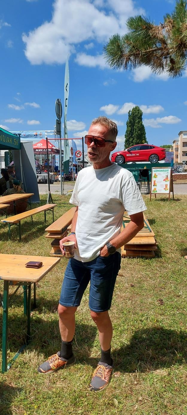 Tréner Branislav Kacina nechýbal ani na nedávnych majstrovstvách Slovenska v cestnej cyklistike v Bánovciach nad Bebravou. Počas pretekov žien a junioriek bol v mechanickom aute k dispozícii pre Viktóriu Chladoňovú.