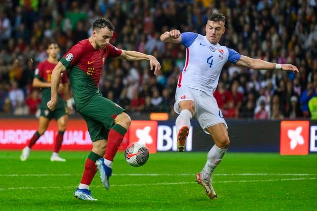 Diogo Jota (vľavo) a Michal Tomič počas zápasu kvalifikácie ME 2024.