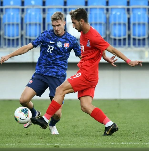 Peter Pokorný v reprezentačnom drese (vľavo).