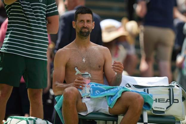 Novak Djokovič oddychuje počas prestávky medzi hrami v zápase 2. kola mužskej dvojhry proti domácemu Britovi Danielovi Evansovi.