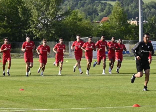 Ricardo Moniz s hráčmi na tréningu.