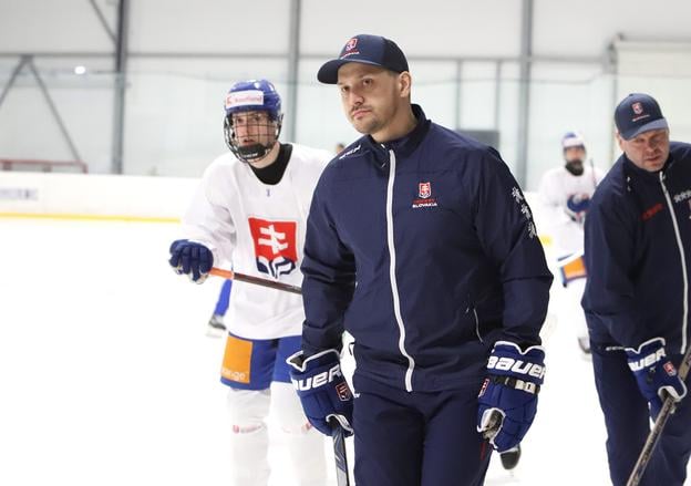 Pred vyše dvoma rokmi bol Tibor Tartaľ (v strede) ešte pri kormidle reprezentácie Slovenska do 18 rokov. Na MS vo Švajčiarsku im len tesne ušli bronzové medaily.