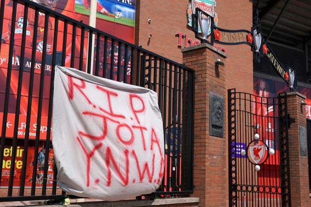 Odpočívaj v pokoji Jota. Nikdy nebudeš kráčať sám. Hlása transparent pred štadiónom FC Liverpool.