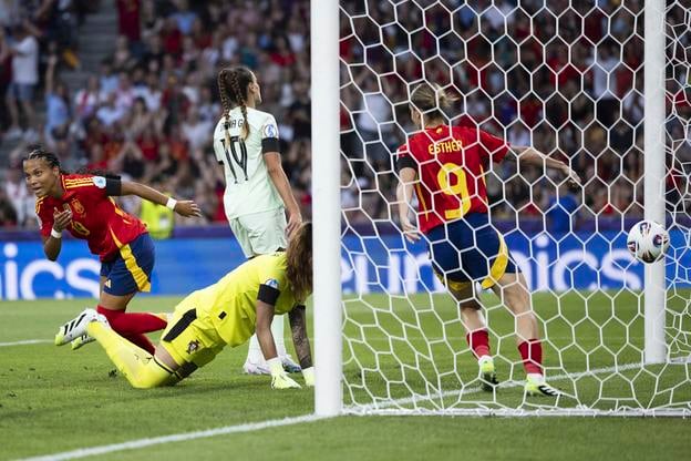 Španielka Vicky Lopezová strieľa gól do siete Portugalska.