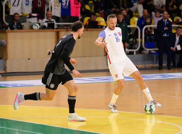 Christopher Witting (Nemecko) a Tomáš Drahovský (Slovensko) bojujú o loptu v zápase C- skupiny kvalifikácie MS 2024 vo futsale medzi Slovenskom a Nemeckom v Leviciach.