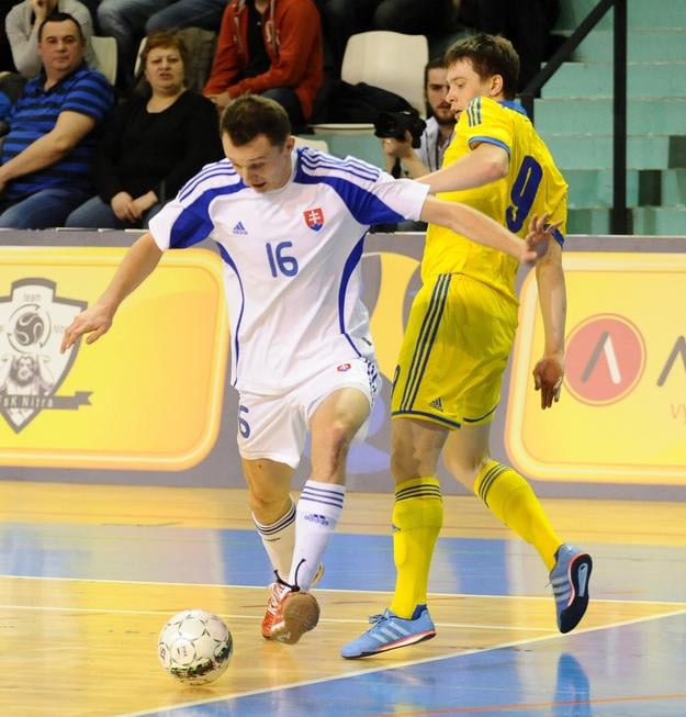 Tomáš Drahovský zo Slovenska (Vĺavo) a Michajlo Grycina z Ukrajiny v prvom zápase baráže na MS 2016 v marci 2016 v Nitre.
