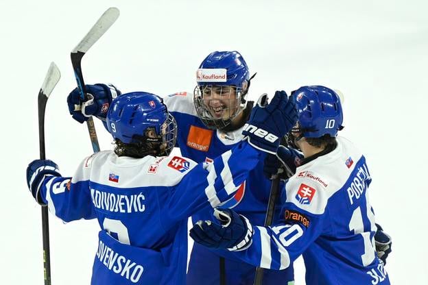 Luka Radivojevič a spoluhráči Alex Miroslav Zálešák a Tomáš Pobežal sa radujú v zápase o 7. miesto Slovensko - Nemecko na turnaji hráčov do 18 rokov Hlinka Gretzky Cup v Trenčíne, v auguste 2023.