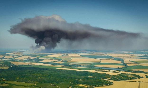 In Svodín, Nové Zámky district, a large agricultural field went up in flames amid the ongoing drought.