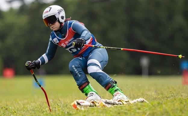 Nikola Fričová preteká v disciplíne super obrovský slalom počas Svetového pohára v lyžovaní na tráve (FIS Grasski World Cup 2025) v prostredí Jasenskej doliny.