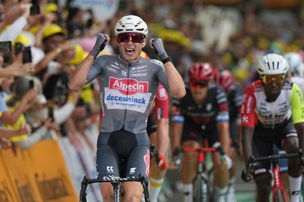 Jasper Philipsen bol suverénny v dojazde prvej etapy na Tour de France 2025 a právom mu patrí žltý dres lídra pretekov.